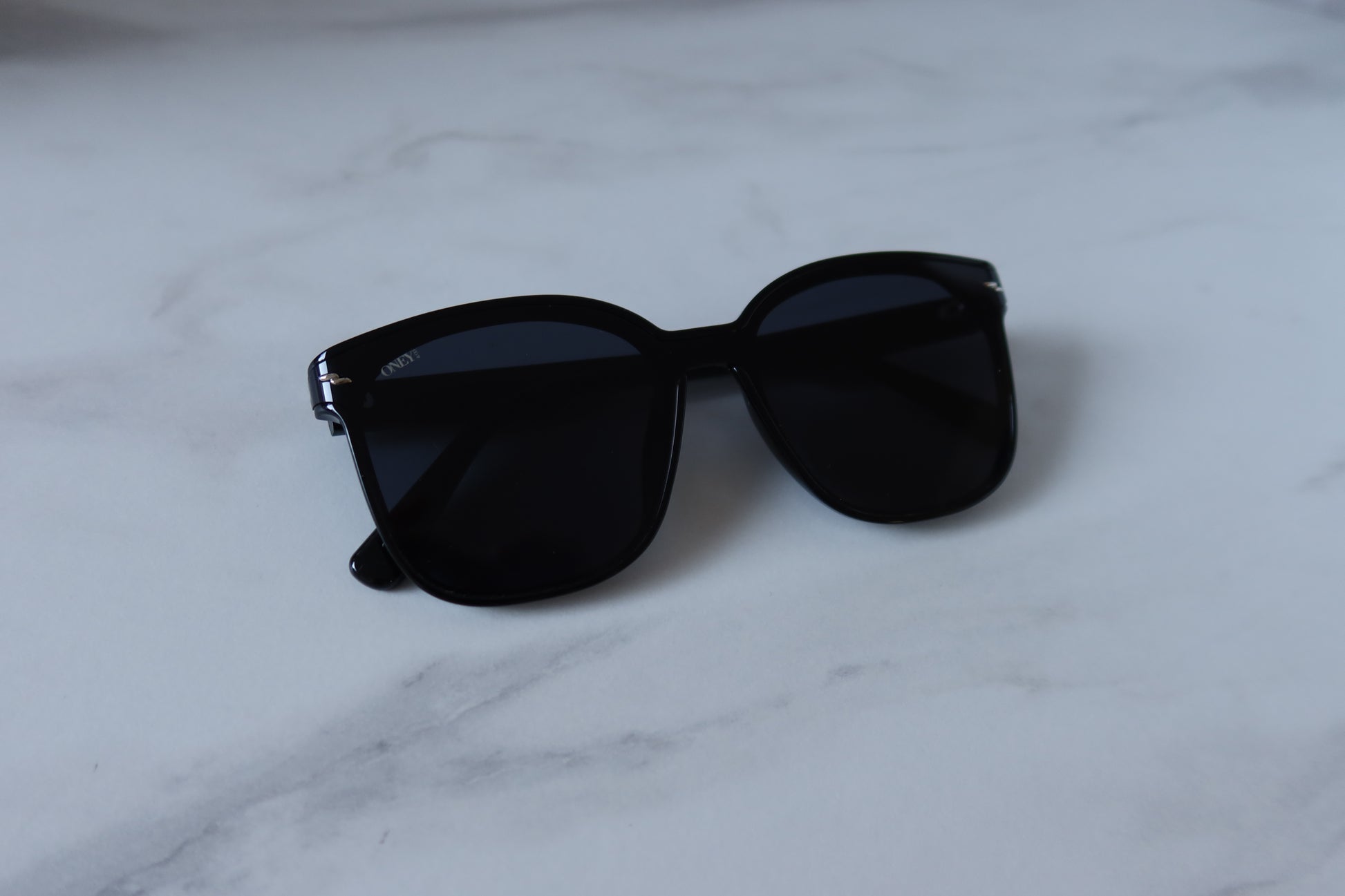 Indi - Black Oversized Classic Sunglasses